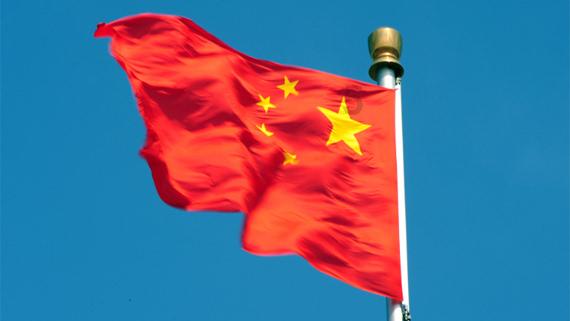 奶奶带2岁孙女下火车后发现丢失围巾，独自回车厢寻找，不料列车突然开走，孙女崩溃无助狂追列车